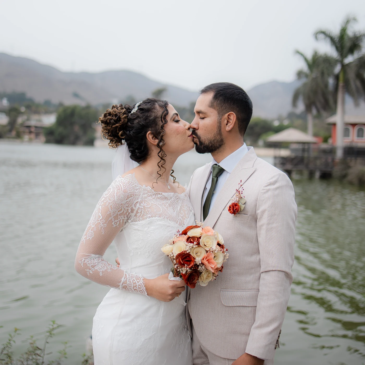 Amanda y Stefano celebran su boda junto a la laguna