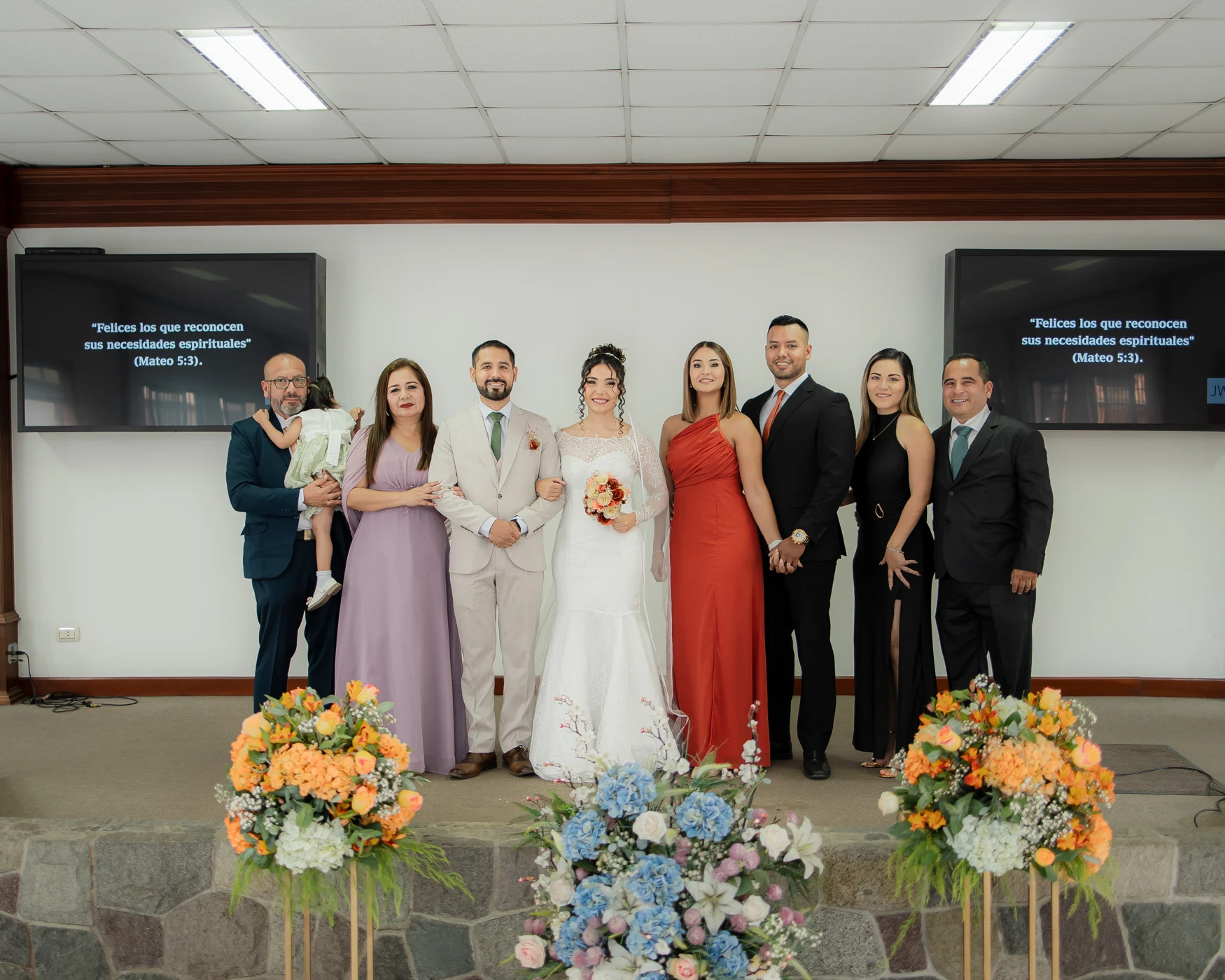Los novios junto a sus familiares en la boda